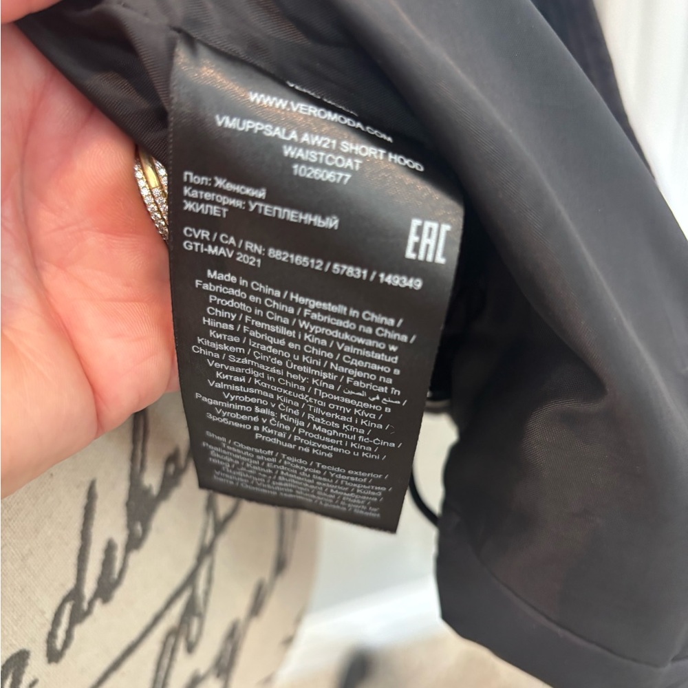Vero Moda Black Hooded Vest - Picture 5 of 6